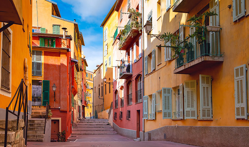 Altstadt von Nizza mit farbigen Häusern
