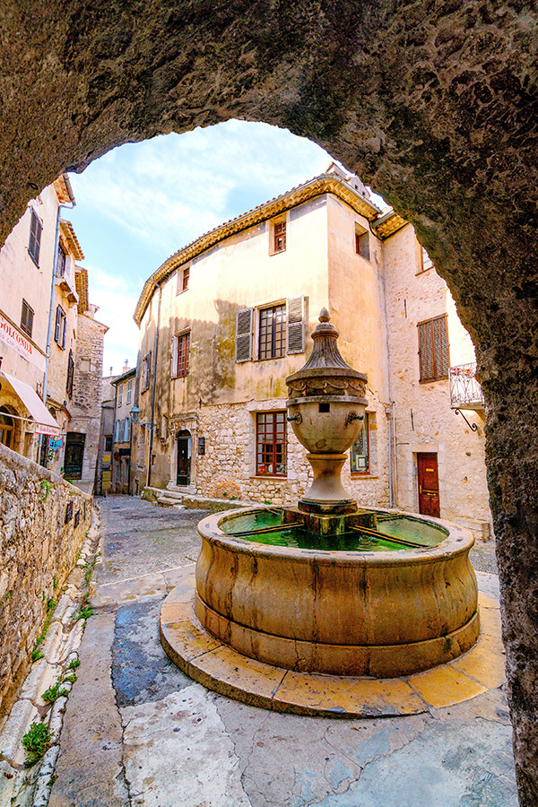 Alter Brunnen in St. Paul de Vence an der Côte d'Azur