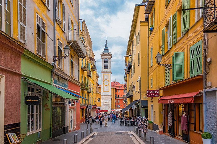 Altstadt von Nizza: Blick auf die berühmte Place Rossetti und die Kathedrale von Nizza.