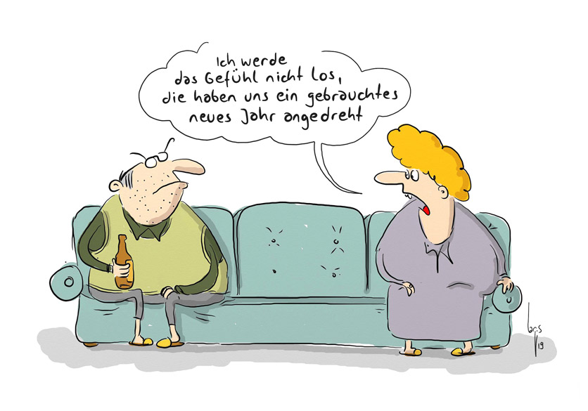 Cartoon von Mario Lars: Ein Paar sitzt auf dem Sofa, weit auseinander. Er hat eine Flasche Bier in der Hand. Sie sagt zu ihm: "Ich werde das Gefühl nicht los, die haben uns ein gebrauchtes neues Jahr angedreht. "