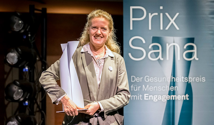 Marguerite Paus-Luiselli nimmt an der Prix Sana Preisverleihung vom 4. November 2023 ihren Preis entgegen.