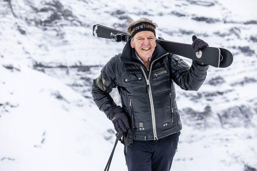 Stefan Zürcher mit Skiern auf dem Schilthorn
