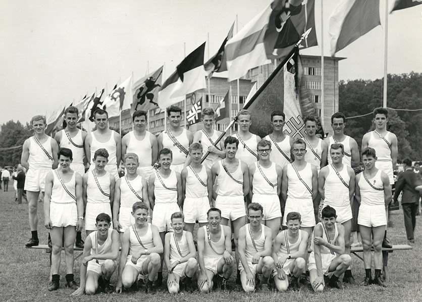 Schwarzweiss-Gruppenfoto: Heinz Acklin am eidgenössischen Turnfest 1963