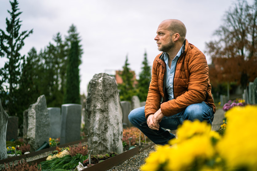 Mike Fuhrmann, CEO und Gründer von Eternal Echo auf dem Friedhof Horgen.
