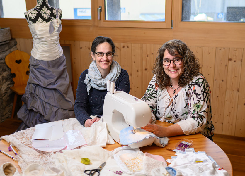 Ursina Troxler und Manuela Achermann schneidern aus Hochzeitskleidern Schlafsäckchen und Cocoons für stillgeborene Babys.