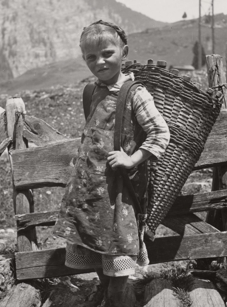
Bauernmädchen Cäcilia Schmidig, Fotografiert von Leonard von Matt um 1942, Platten Bisisthal