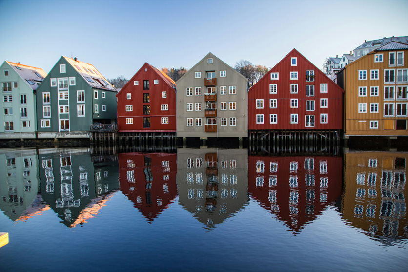 Trondheim in Norwegen: bunte Häuser spiegeln sich im Wasser. 