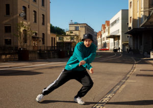 Sandro Minasi tanzt Hip Hop auf der Strasse in einem Industriequartier