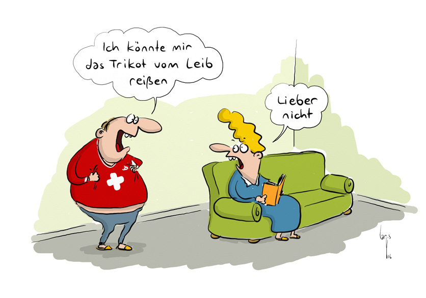 Cartoon von Mario Lars: Ein Ehepaar zu Hause. -sie sitzt auf dem Sofa. Er kommt ins Wohnzimmer und hat ein T-Shirt der Schweizer Nationalmannschaft an. Er sagt: Ich könnte mir das Trikot vom Leib reissen". Sie antwortet: "Lieber nicht."
