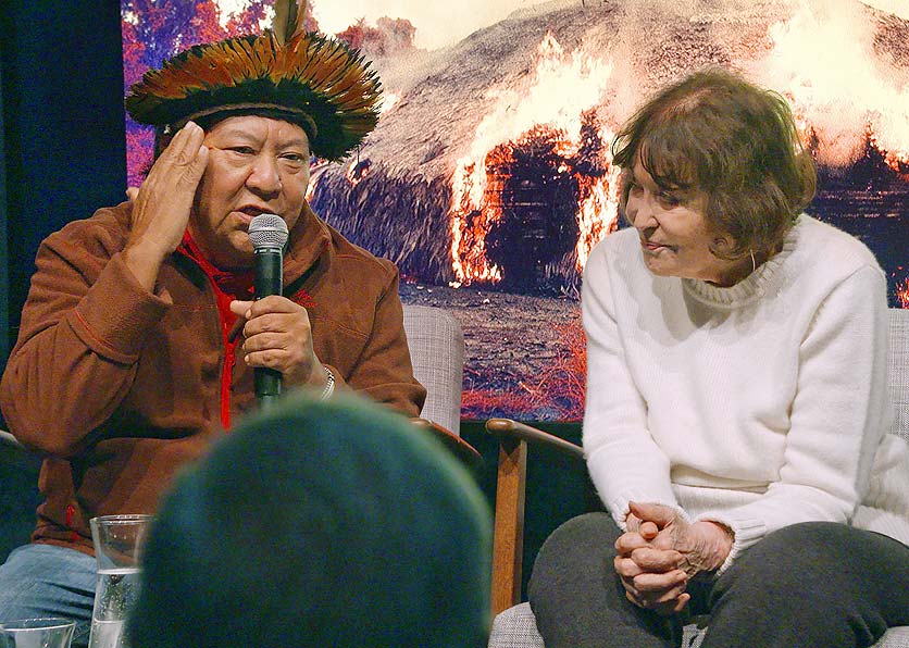 Claudia Andujar hört Davi Kopenawa Yanomami zu.