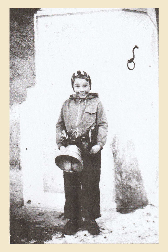 Anno dazumal: Schwarzweissbild eines 6-jährigen Jungen am Chalandamarz.