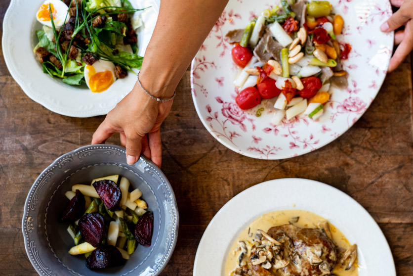 soziale Gastronomie: viele bunt gefüllte Teller im Restaurant Alpenrose