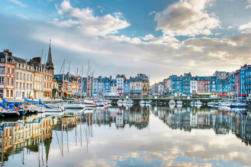 Hafen von Honfleur in der Normandie in der Dämmerung. 