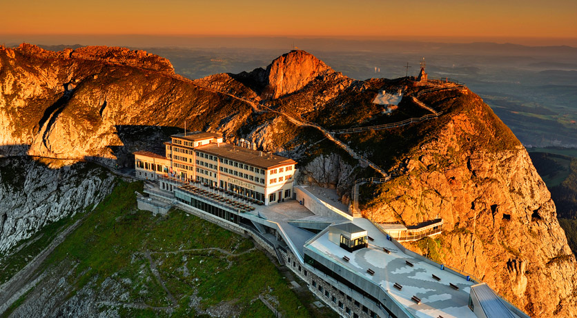 Morgenstimmung auf Pilatus Kulm mit Blick auf die Panorama Terrasse und dem Hotel Pilatus-Kulm.