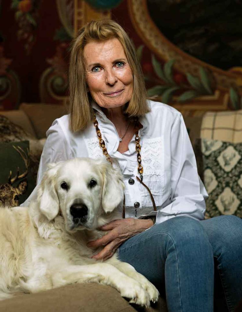 Portrait von Christina Wagner mit Hund