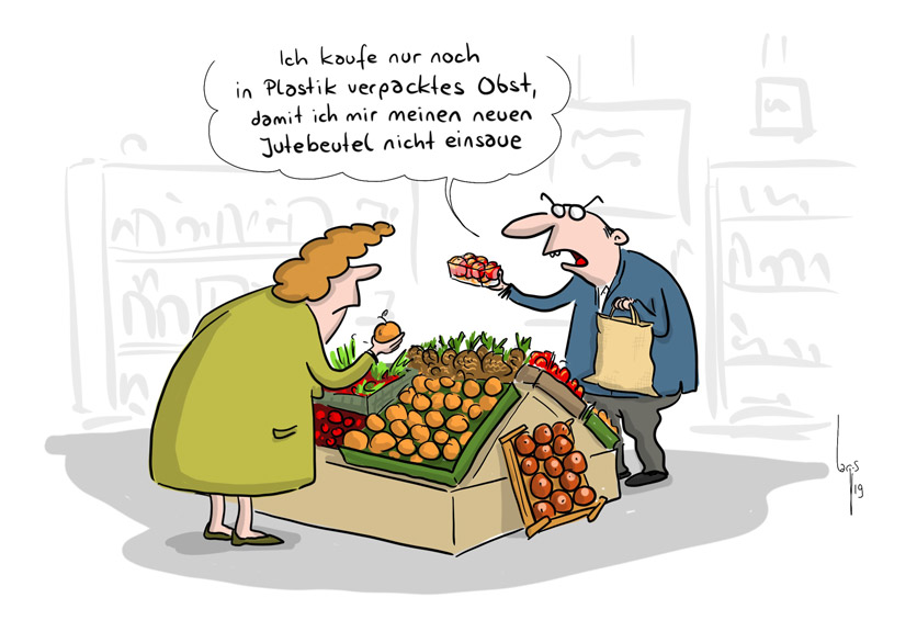 Cartoon von Mario Lars: Einkaufende am Obststand im Supermarkt. Ein Mann mit Jutesack hält ein Pack Äpfel in der Hand und sagt zur Frau gegenüber: "Ich kaufe nur noch in Plastik verpacktes Obst, damit ich meinen neuen Jutesack nicht einsaue."