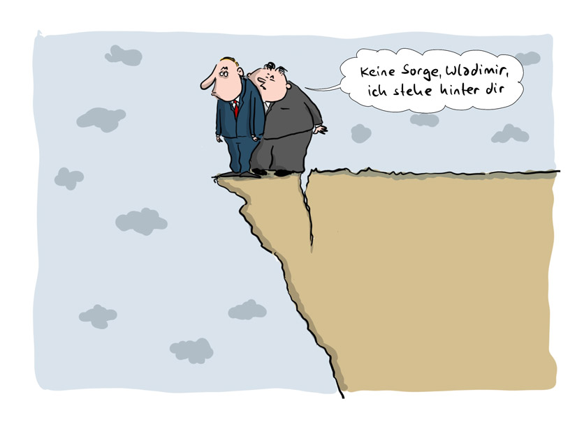 Cartoon von Mario Lars: Putin und Kim Jong-un stehen an einer Klippe die droht abzubrechen. Kim Jong-un steht direkt hinter Putin und sagt: "Keine Sorge Wladimir, ich stehe hinter dir". 