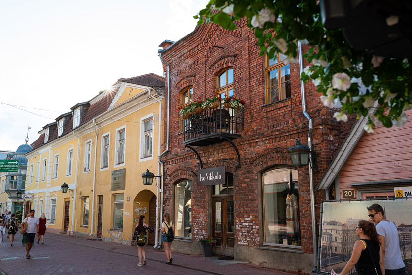 Strasse mit Backsteingebäuden in Riga