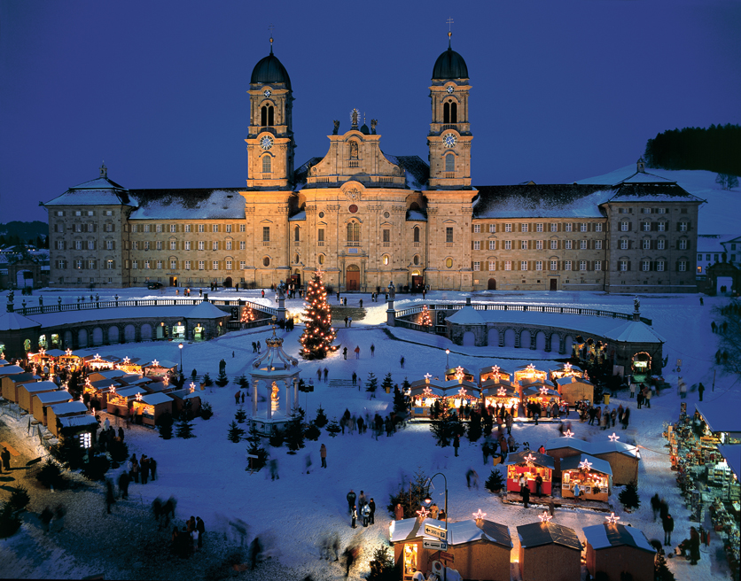 Weihnachtsmarkt in Einsiedeln mit Klosterkirche