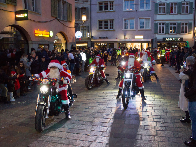 Weihnachtsmarkt in Winterthur mit Chläusen auf Motorrädern