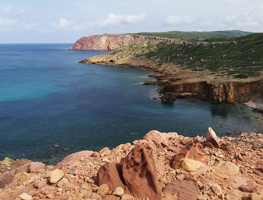 Die Bucht Codolar de Biniatram im Süden der Insel