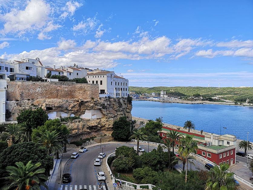 Sicht auf Mahón und dessen Naturhafen