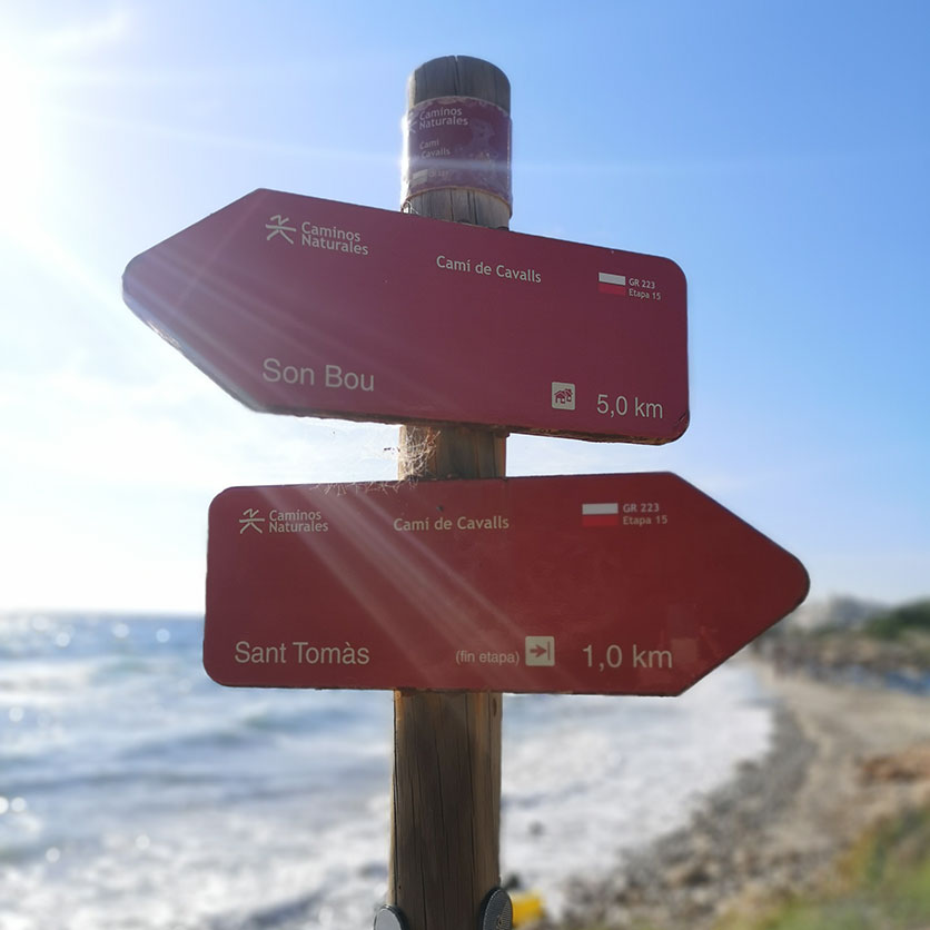 Ständiger Wochenbegleiter: die Wanderschilder des Camí de Cavalls