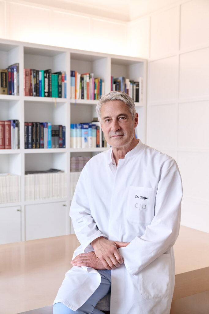Enrique Steiger (67), ursprünglich Facharzt für allgemeine Chirurgie und Unfallchirurgie, im Interview mit der Zeitlupe.