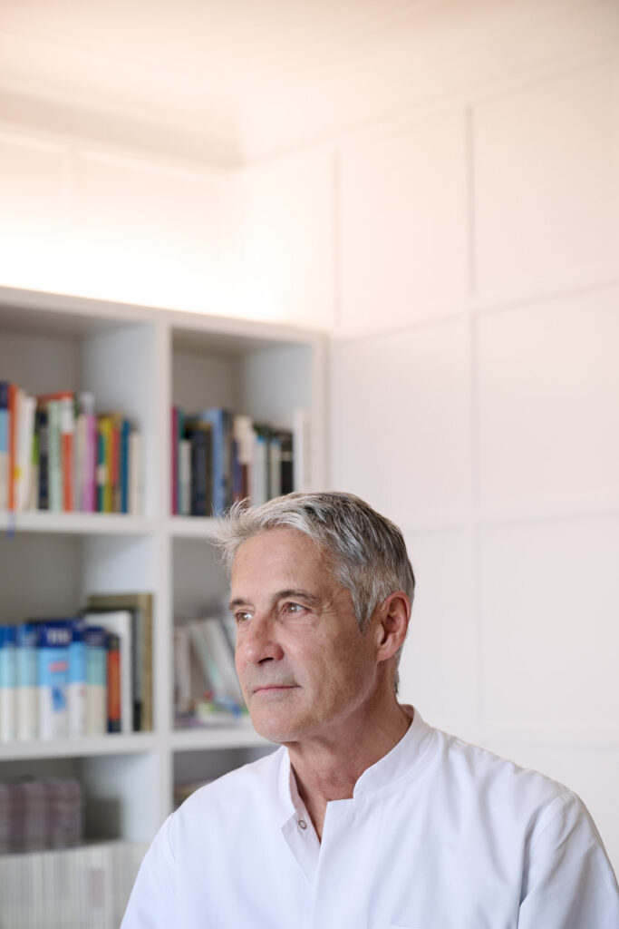 Enrique Steiger (67), ursprünglich Facharzt für allgemeine Chirurgie und Unfallchirurgie, im Interview mit der Zeitlupe.