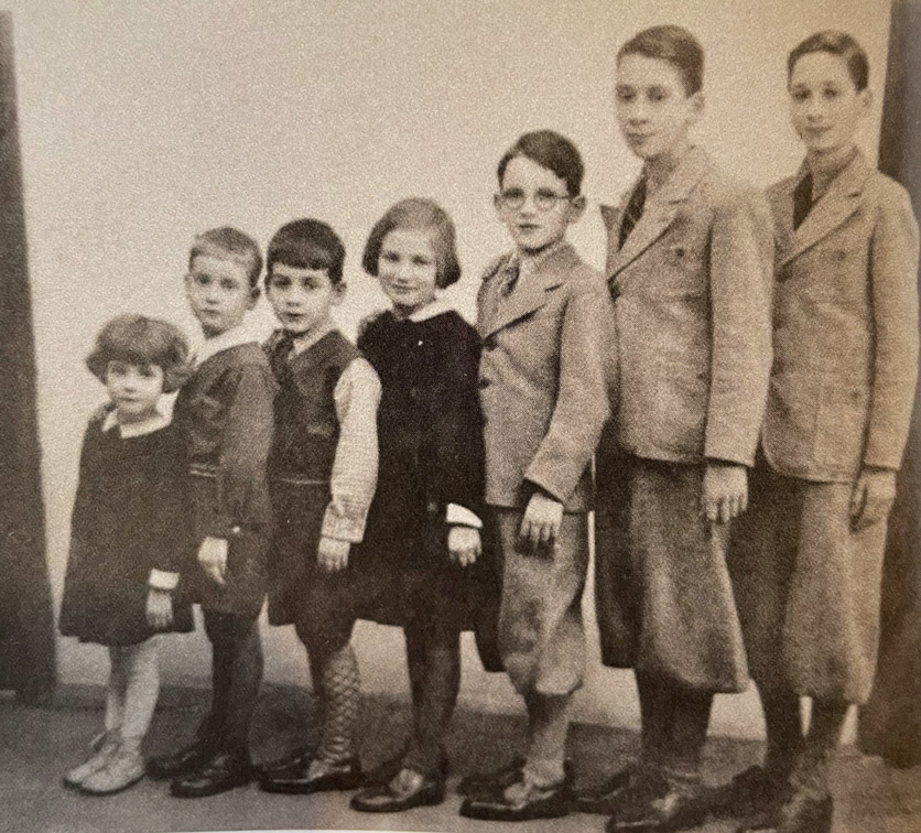Anno dazumal: Béatrice Romano mit ihren 6 Geschwistern, der grösse nach aufgestellt.