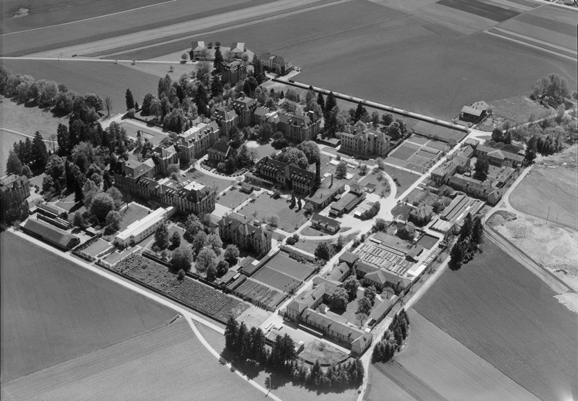 Bilderrätsel: Luftaufnahme des Psychiatriezentrums Münsingen BE, Blick gegen Süden, 1969