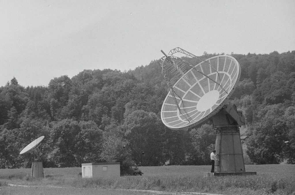 Das Bild zeigt eine Parabolantenne in der Schweiz. Aufgenommen wurde es 1988.
