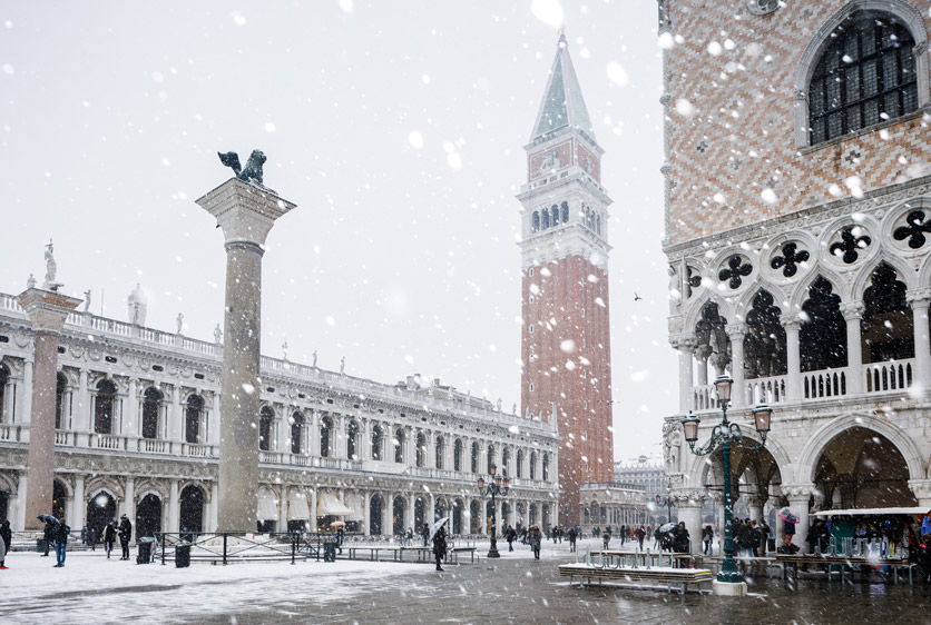 Markusplatz in Venedig im Winter mit Schnee