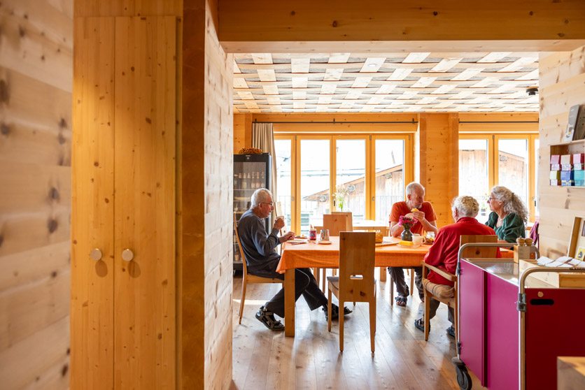 Von links: Bewohner Christian, Hospiz-Leiter Othmar, Bewohnerin Rosa und die freiwillige Mitarbeiterin Rosemarie im «Sozialraum Café»: Die «Stube» ist der Treffpunkt der Wohngemeinschaft. Regelmässig kommen auch Menschen aus dem Dorf vorbei – für einen Schwatz oder zum Zmittag.