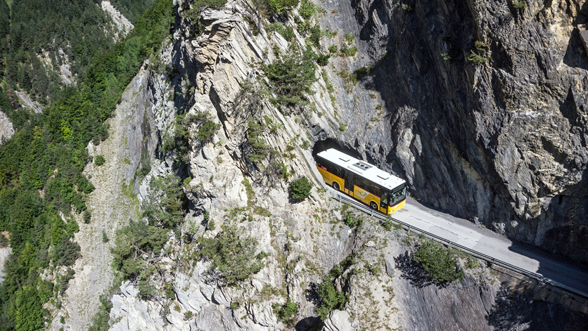 Hochebene von Derborance im Wallis: ein Postauto fährt gerade in einen Tunnel