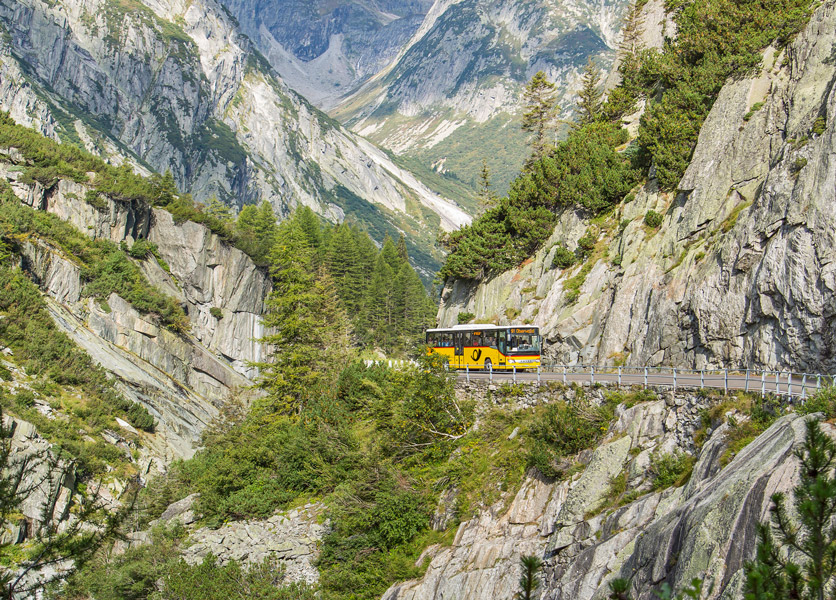 Postauto unterwegs auf der Grimsel