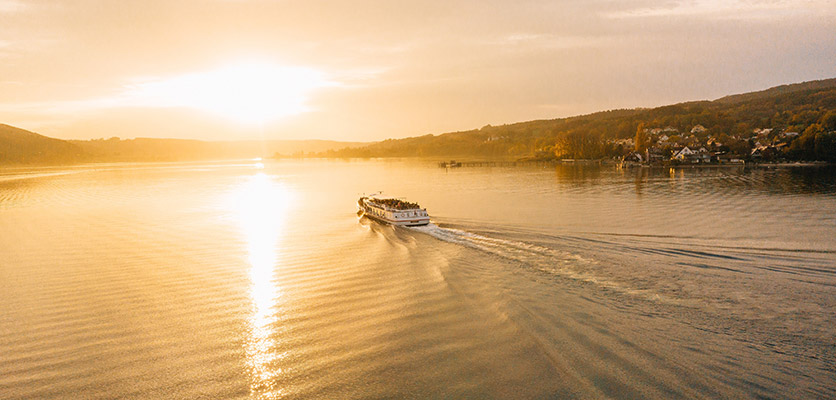Bodenseehopping per Schiff: ein Schiff in der Abendsonne Stimmung auf dem Bodensee