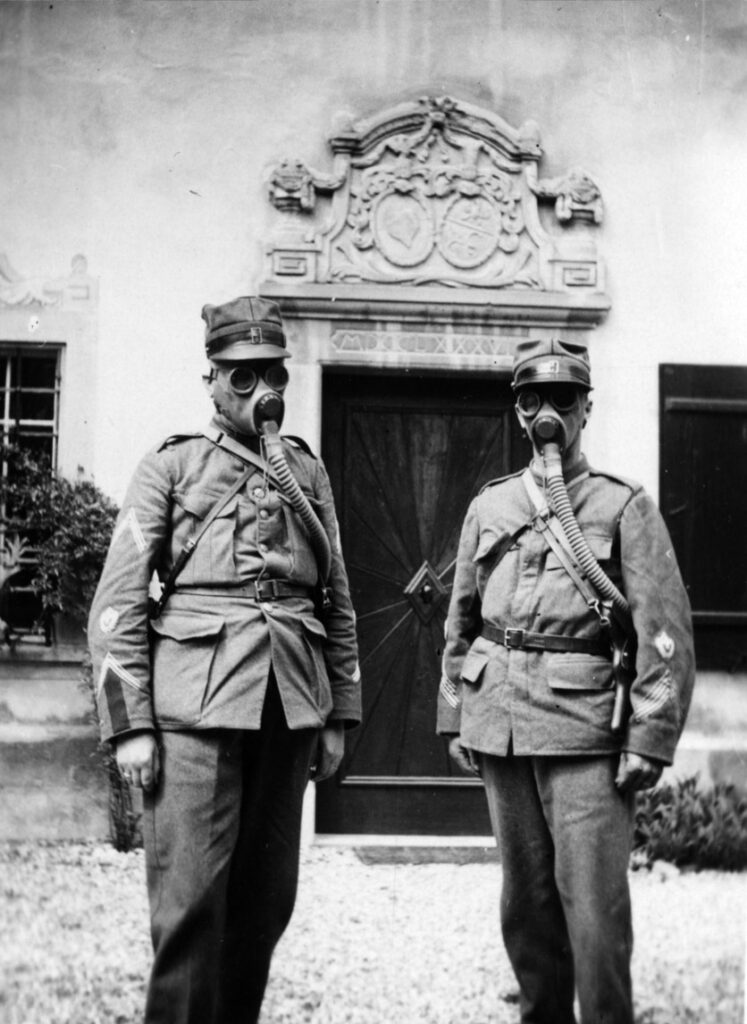 Soldaten in Gasmasken vor dem Museumseingang der Prestegg in Altstätten, 1938.