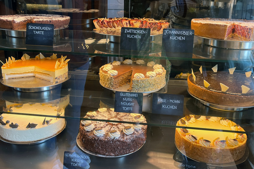 Torten im Schaufenster in Friedrichshafen