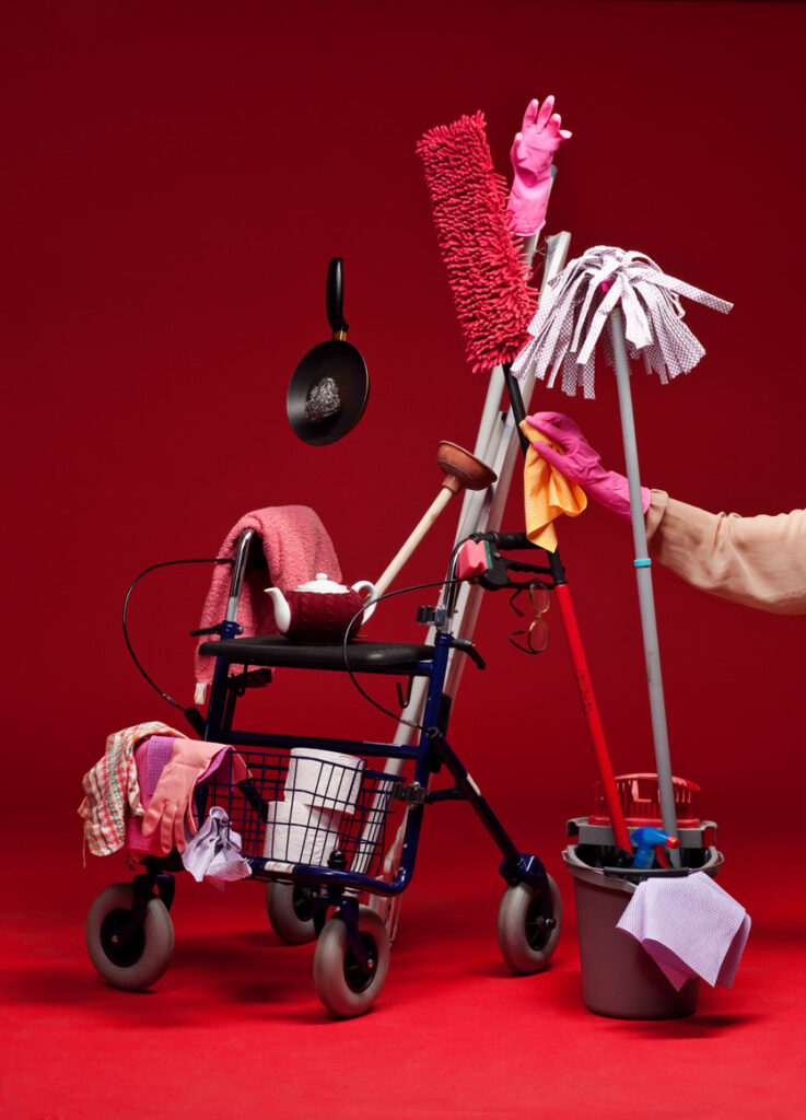 Symbolbild für pflegende Angehörige: ein Rollator mit Putzutensilien