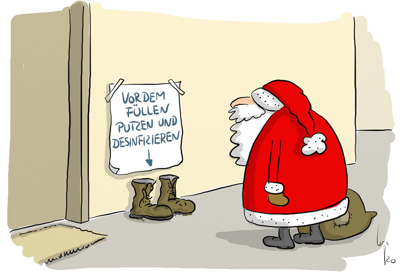 Cartoon von Mario Lars: der Samichlaus steht im Treppenhaus vor einer Wohnungstür. Davor stehen Stiefel mit einem grossen Zettel: Vor dem Füllen putzen und desinfizieren.