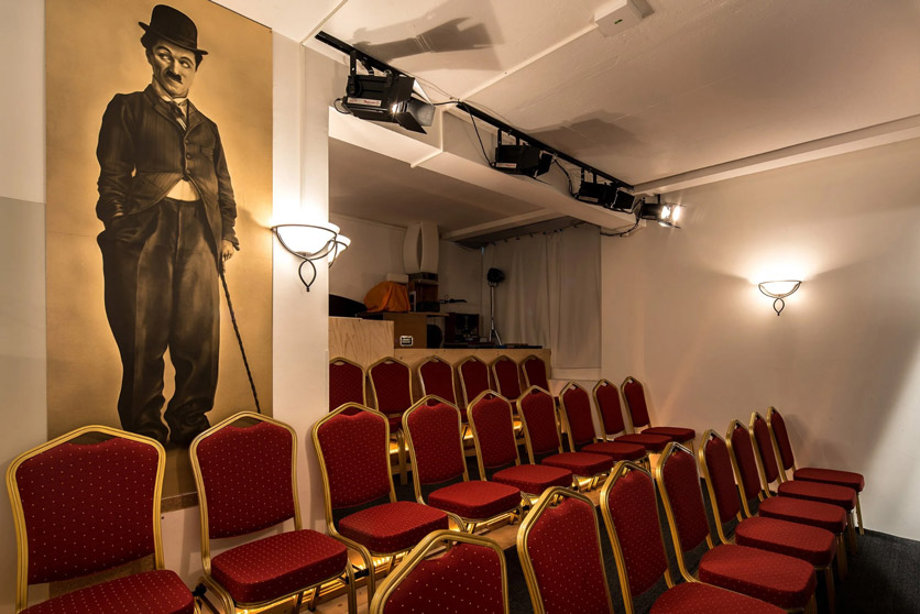 Kulturstudio Zürich, Kinosaal mit Bild von Charlie Chaplin an der Wand
