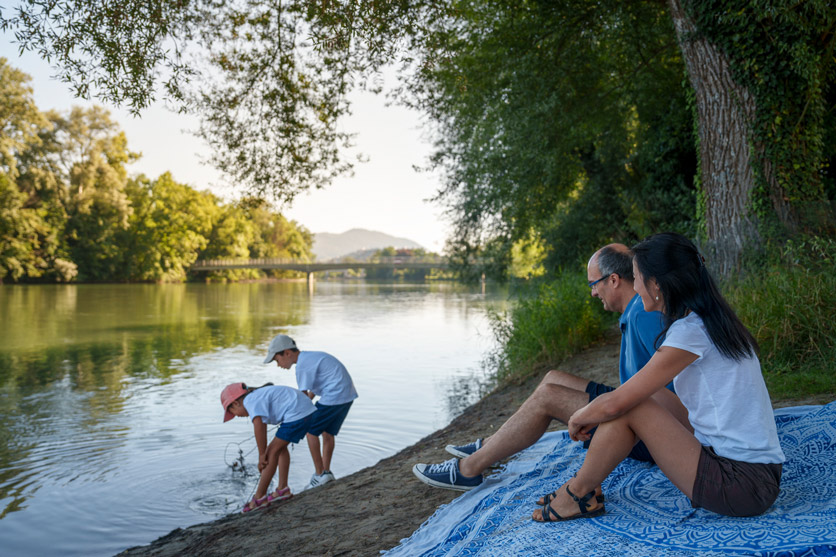 An der Aare in Aarau: eine Familie sitzt am Ufer