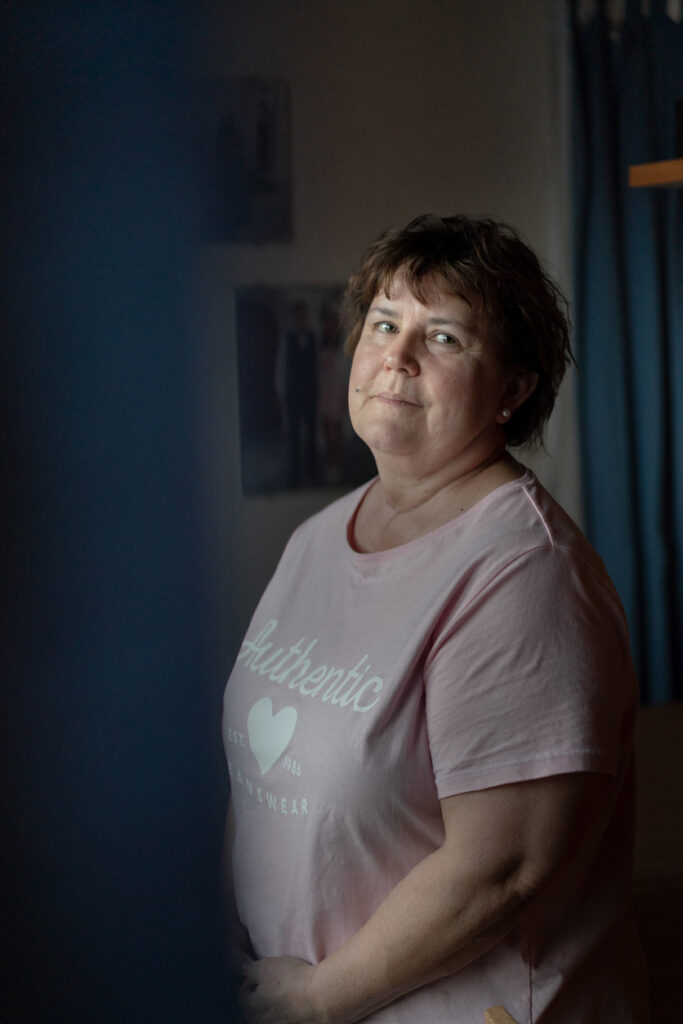 Portrait von Brigitta Scherrer, die ihren erwachsenen Sohn zu Hause pflegt.