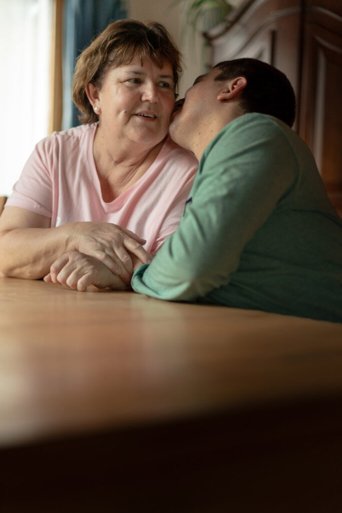 Brigitta Scherrer mit Sohn Fabian, den sie zu Hause pflegt. 