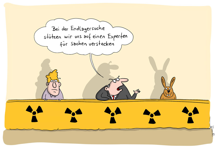 Cartoon von Mario Lars: Zwei Beamte und ein Hase sitzen an einer Pressekonferenz zum Thema Atomkraft. Der Beamte sagt: "Bei der Endlagersuche stützen wir uns auf einen Experten für Sachen verstecken."