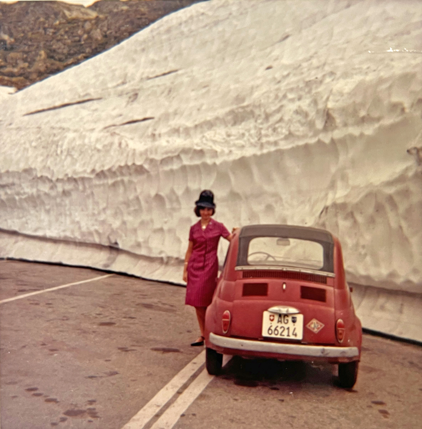 Verena Baur mit ihrem Fiat 500 auf dem Sustenpass in den 1960er Jahren