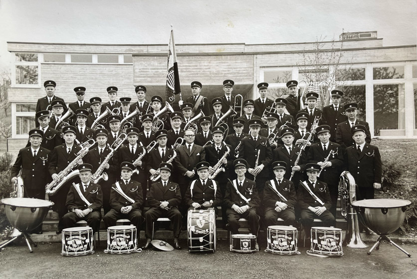 In der Dorfmusik Dulliken spielte Georg Segessenmann (Zweiter oben rechts neben der Fahne) Zugposaune, Marschtrommel und Kesselpauke (Foto von 1963).
