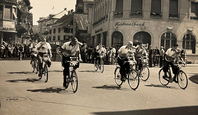 Anno dazumal: Trachtenfest Interlaken 1953: Velo-Musik Dulliken, Georg Segessenmann vorne links am B-Horn.