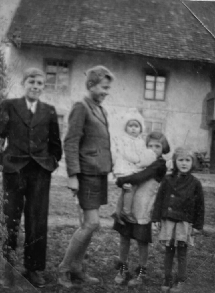 Anno dazumal: Georg Segessenmann (Zweiter von links) mit seinem älteren Bruder und drei seiner jüngeren Schwestern. 